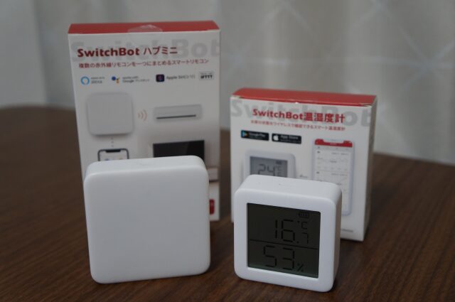 100円玉と並べたSwitchBotハブミニと温湿度計（手のひらサイズでコンパクト）