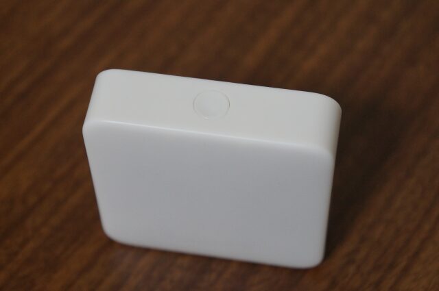 SwitchBotハブミニ背面の壁掛け用フック穴