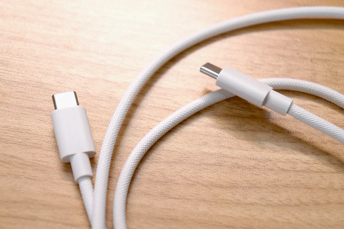 付属のUSB Type-Cケーブルとしなやかなファブリック編み込み仕様