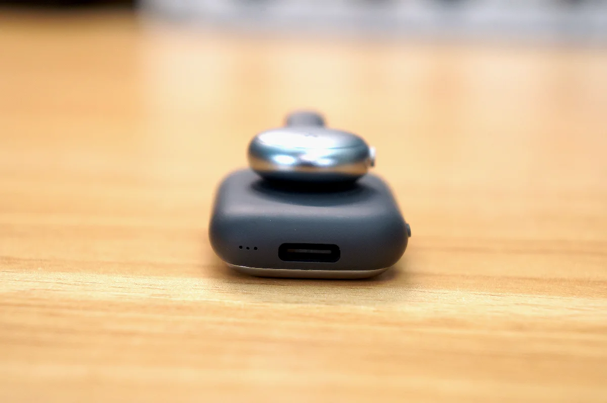 底面のType-C充電ポートとブザー穴