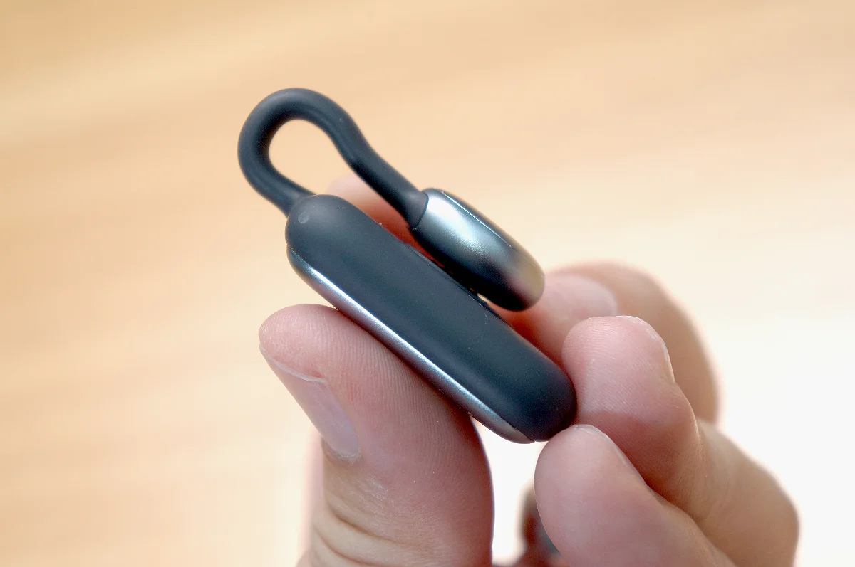 胸元につけても服が引っ張られない約16.8gの軽さ