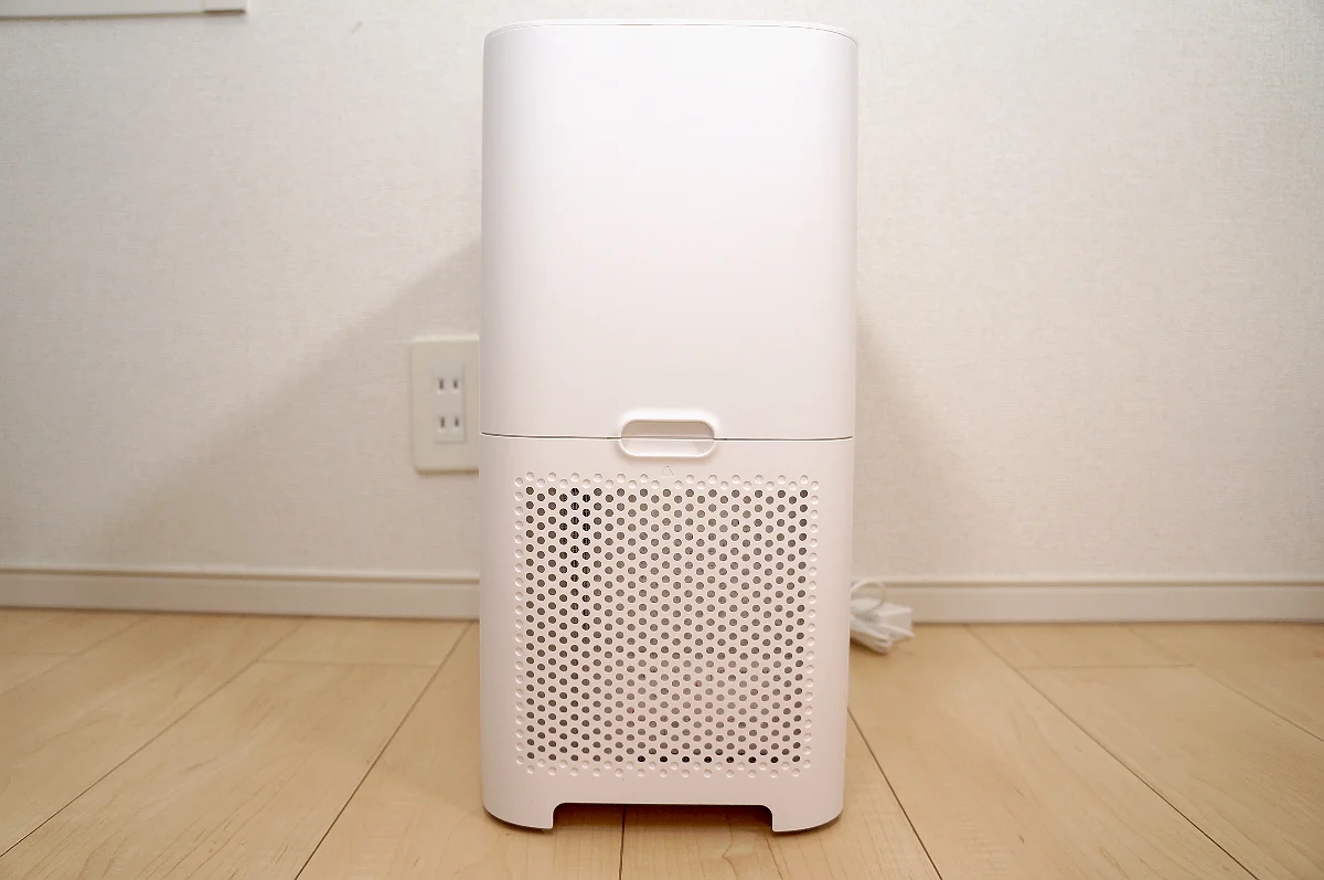 SwitchBot気化式加湿器の正面と半透明水タンク