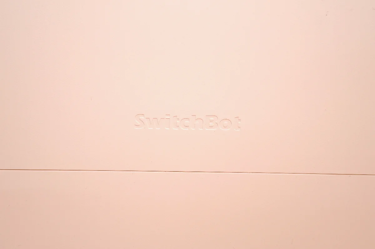 同色型押しで無駄な装飾のないSwitchBotロゴ