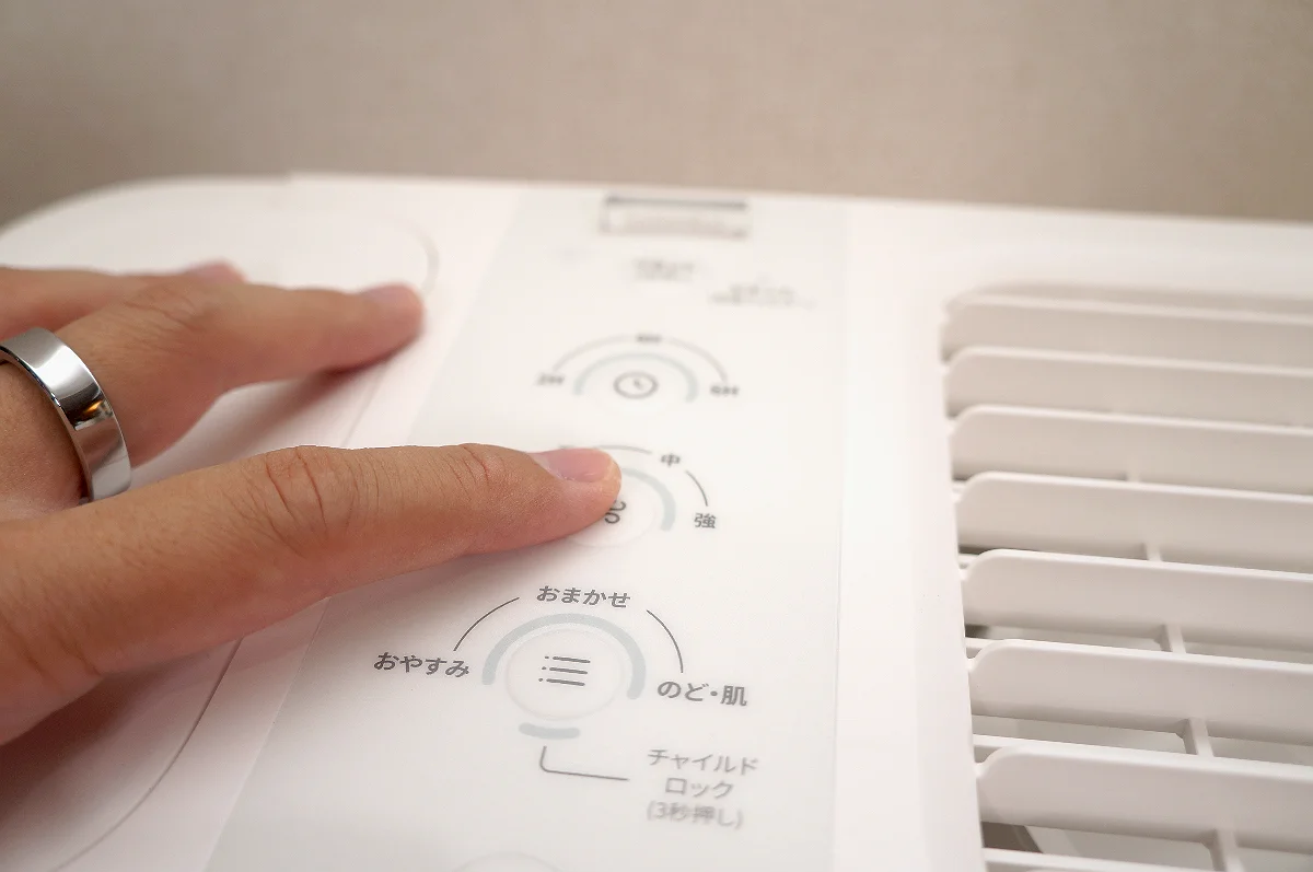 手元で直感的に操作できる天面の操作ボタン