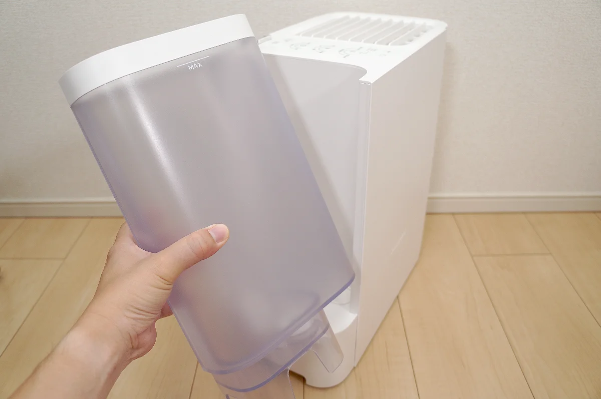 両手で抱えて運ぶ取っ手なしの4.5L大型タンク本体