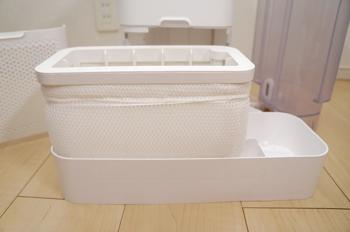 本体からスムーズに引き出された水受けトレイ