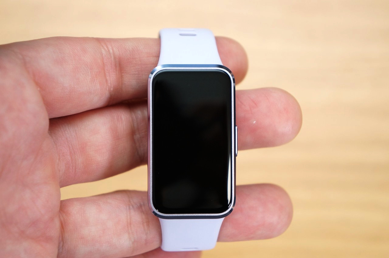 HUAWEI Band 10 驚くほど軽い装着感|薄型・軽量ボディで快適