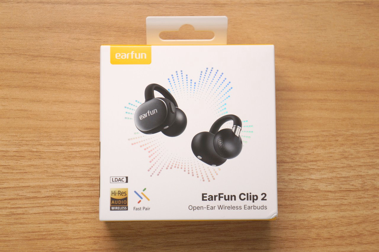 EarFun Clip 2のイヤホン本体と充電ケースの外観