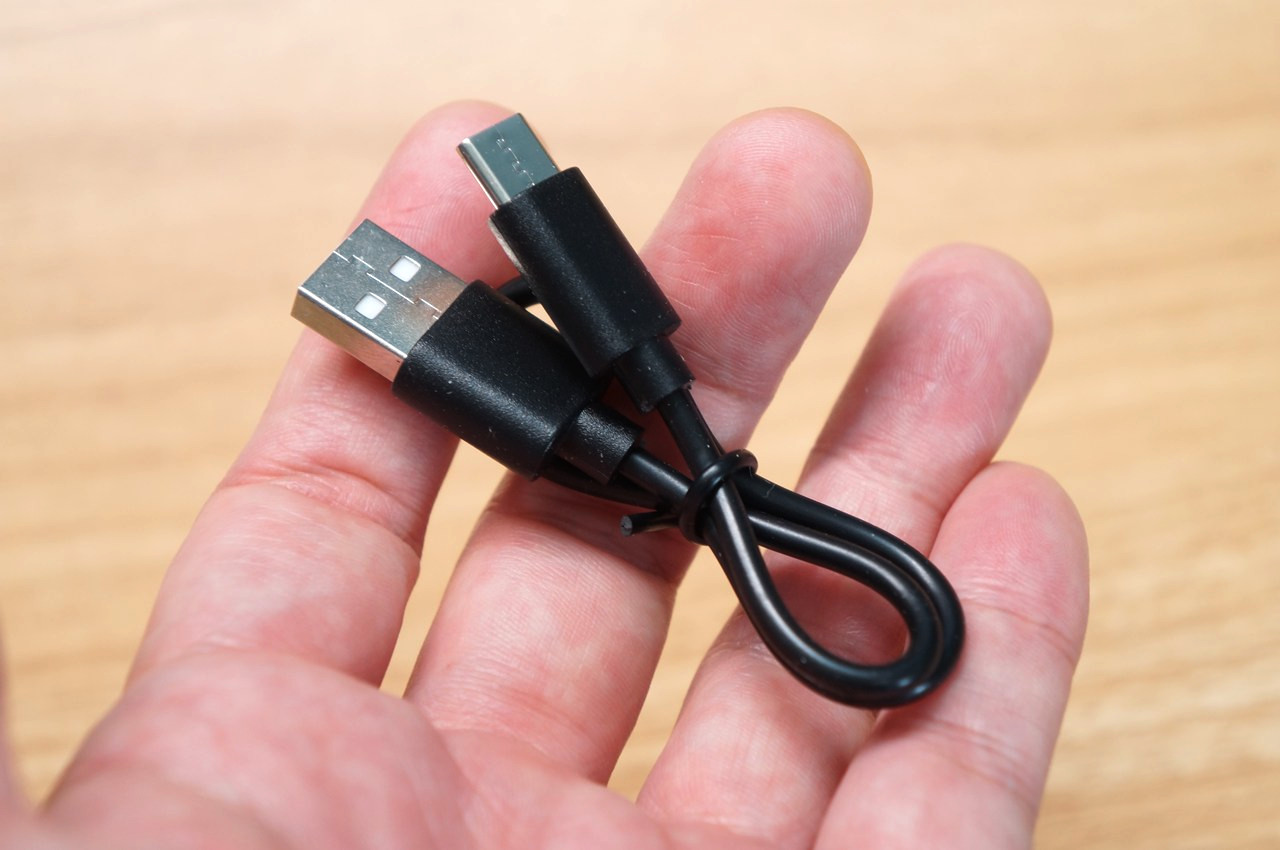 付属のUSB Type-A to Type-C充電ケーブル