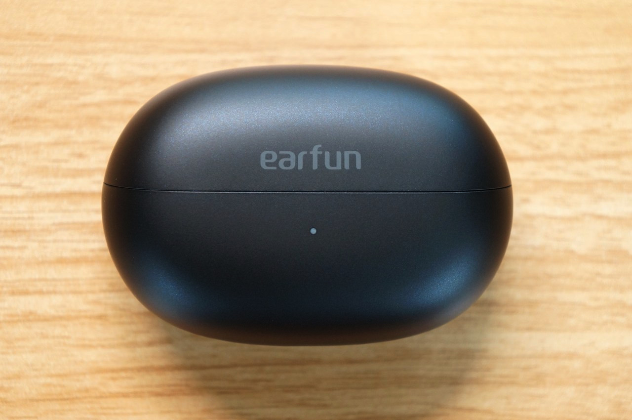 EarFun Clip 2の充電ケース正面（LEDインジケーターとロゴ）