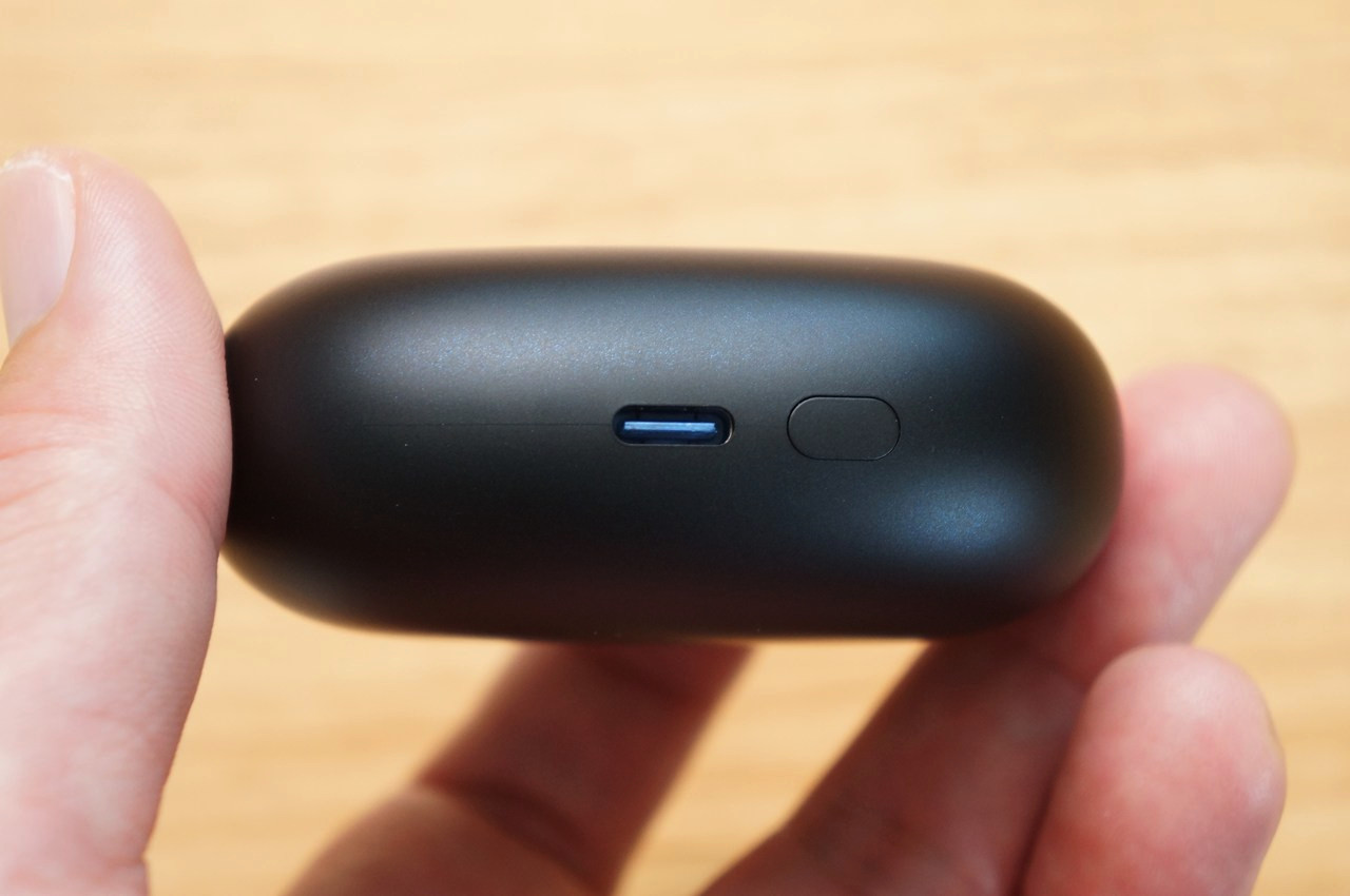 充電ケース底面のUSB Type-C充電ポートとリセットボタン