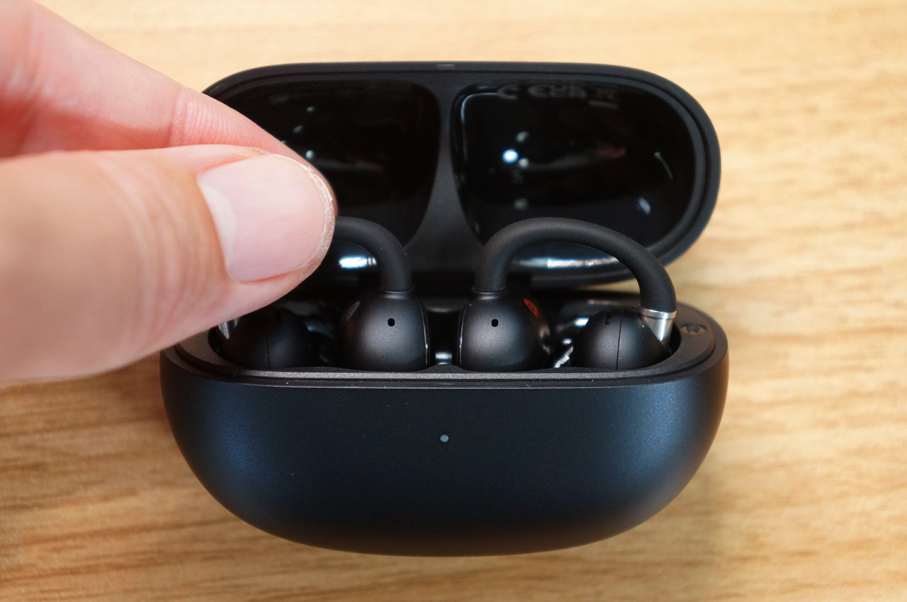 充電ケースからイヤホン本体を指でスムーズに取り出す様子