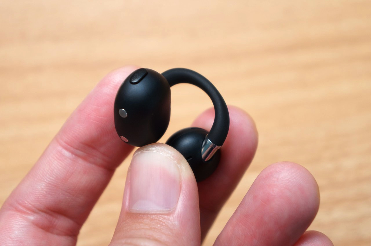 耳孔に向けて音を届けるスピーカー開口部とメッシュグリル