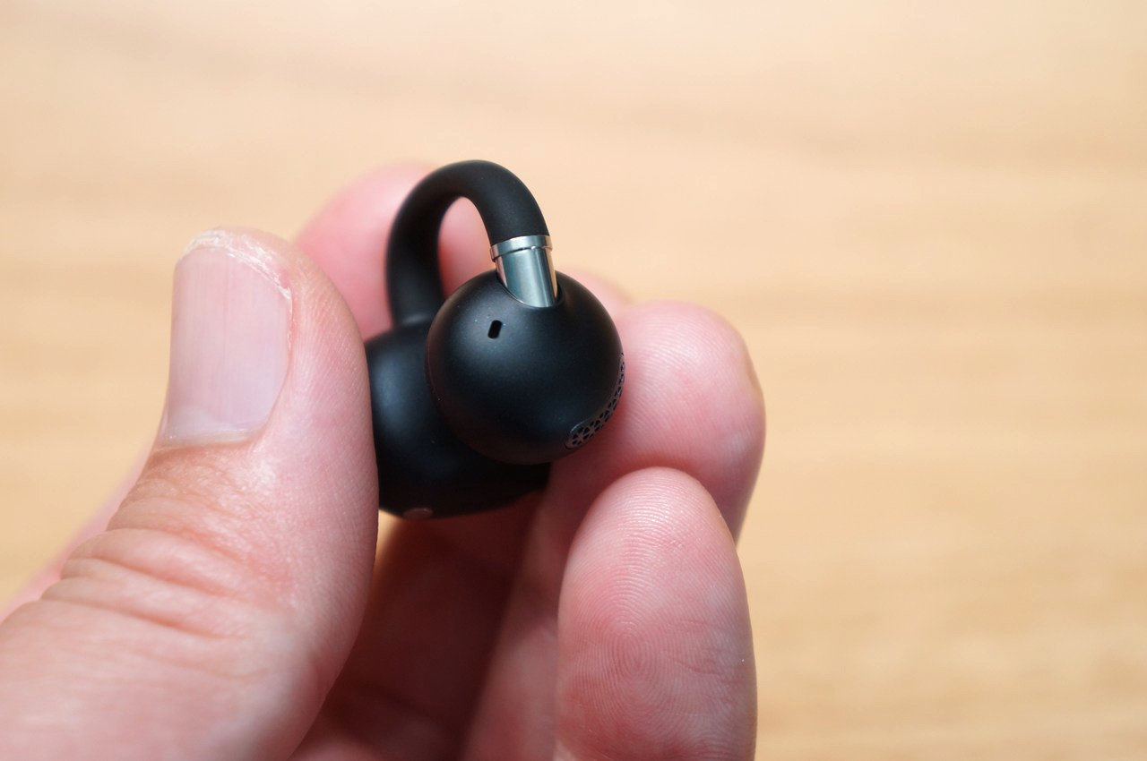 音漏れを抑制するスリットと通話用AIノイズキャンセリングマイク