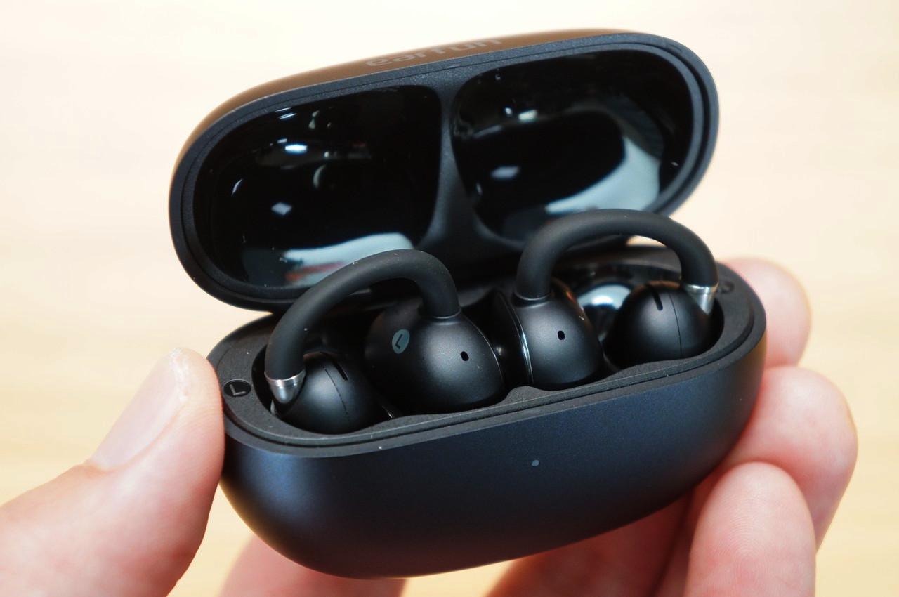 EarFun Clip 2のイヤホン本体と充電ケースの全体観